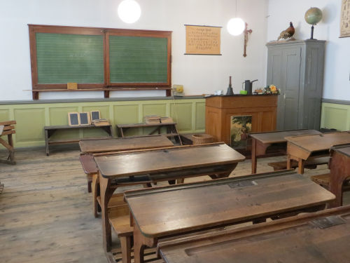 Innenansicht des historischen Klassenzimmers